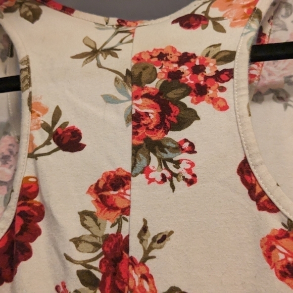 Summer Chic: Red & White Floral Tank Mini Dress (by, Ambiance) Size Small - Picture 10 of 11